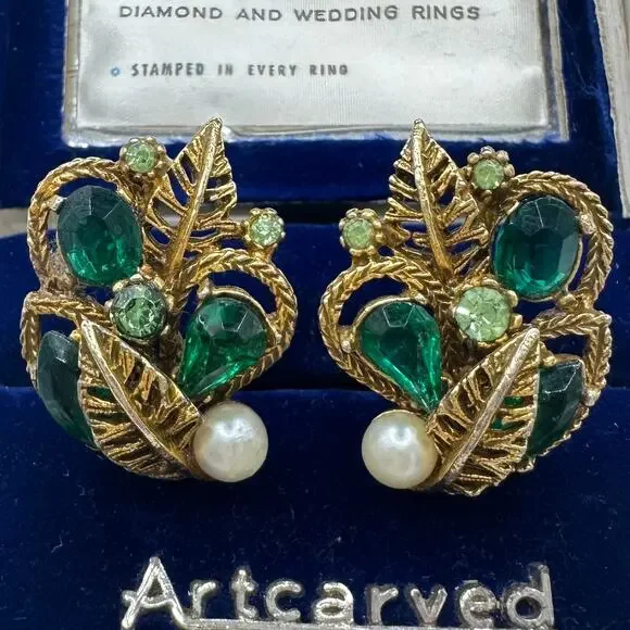 ART vintage gold tone emerald green uranium glass rhinestones clip on earrings - Picture 3 of 8